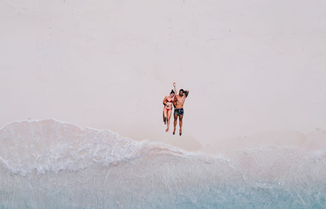 tumbados en la playa en gili